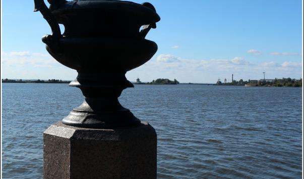 Чавунні вази на Петровській пристані