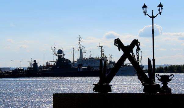 Меморіальні якоря на Петровській пристані