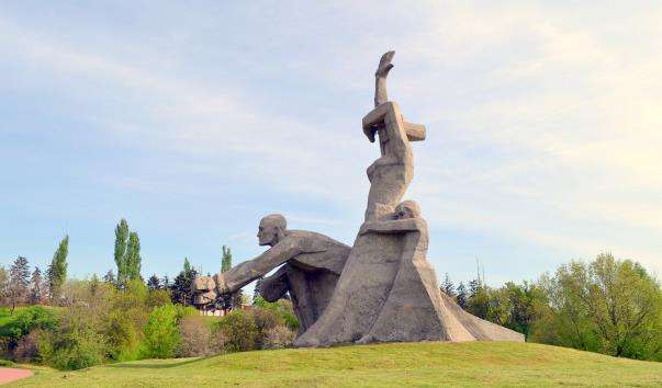 Меморіал «Жертвам фашизму» в Зміївської балці