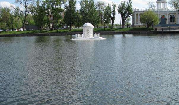 Лебедине озеро в Астрахані