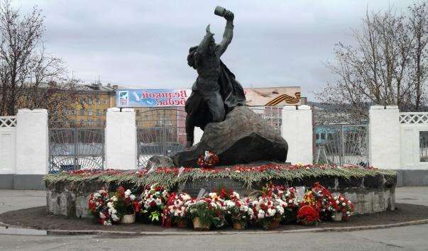 Памятник Анатолію Бредову
