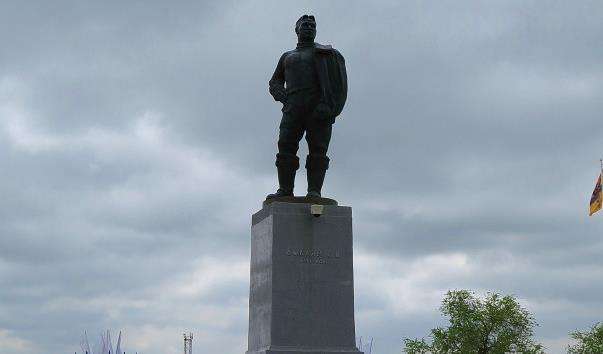 Памятник Валерію Чкалову