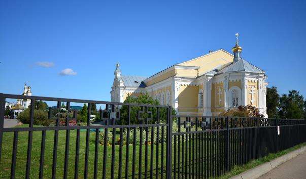 Трапезний корпус Троїцького Серафимо-Дівеєвського монастиря