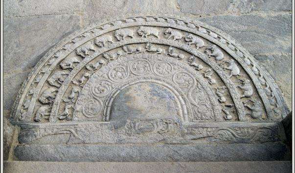 Місячний камінь у храмі в Полоннарува