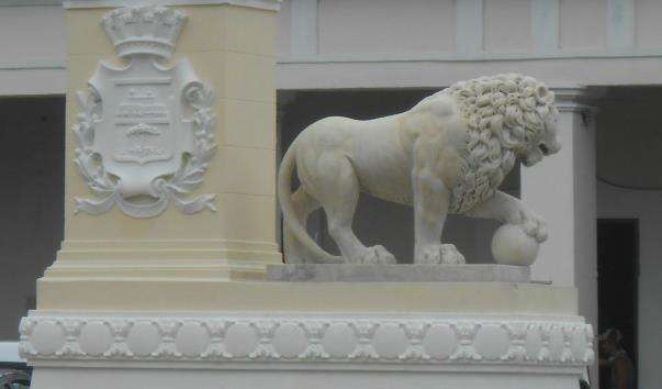 Скульптура «Білокамяний лев»