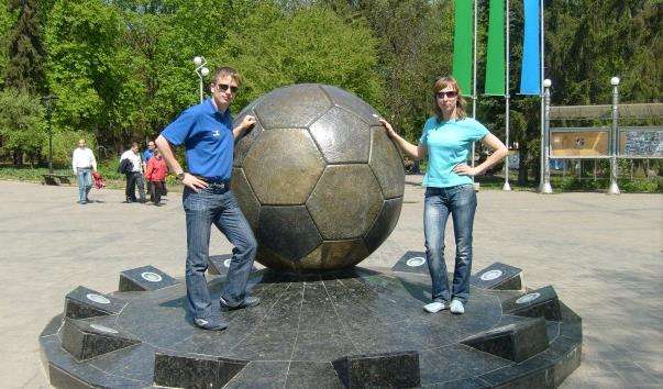 Памятник футбольному мячу