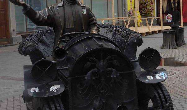 Памятник автомобілісту в Єкатеринбурзі