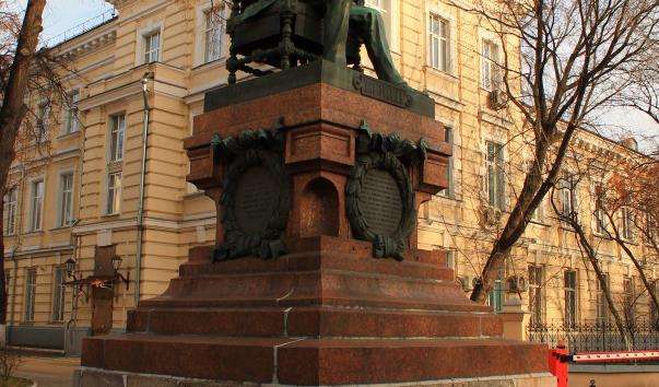 Памятник М.І. Пирогову на Великій Пироговській вулиці