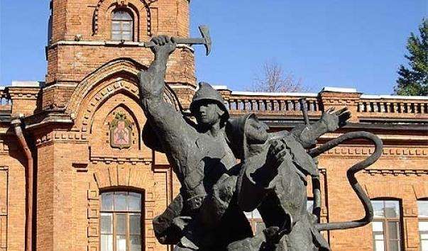 Памятник пожежникам на Василівському острові