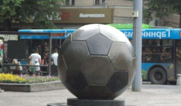 Памятник футбольному мячу