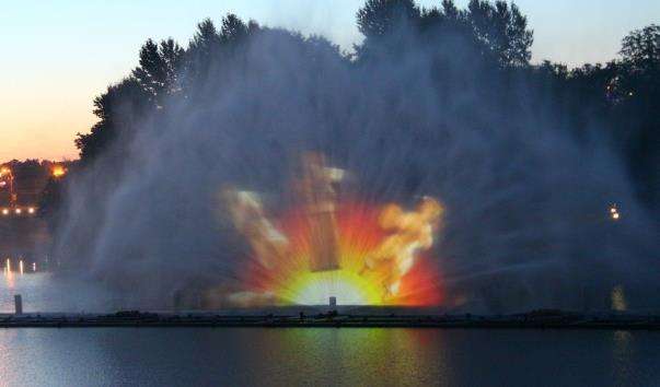 Вінницький світломузичний фонтан Рошен