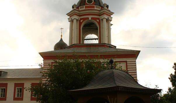 Дзвіниця і келійний корпус Знамянського монастиря