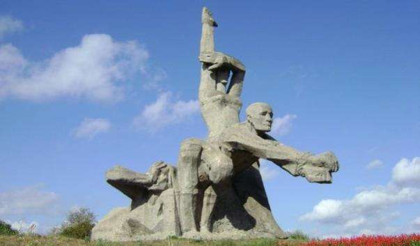 Меморіал «Жертвам фашизму» в Зміївської балці