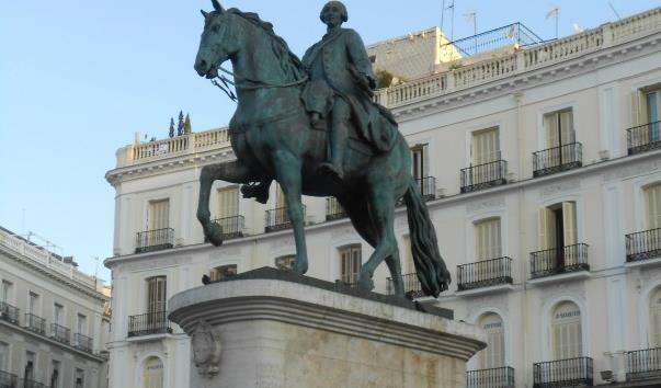 Памятник королю Карлу III