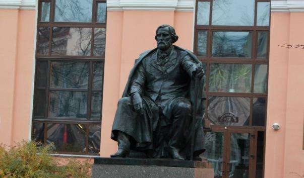 Памятник В. С. Тургенєву