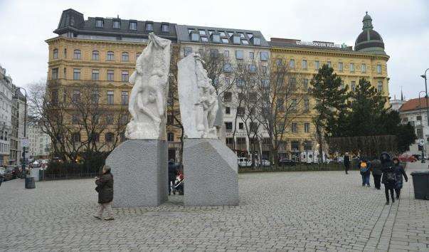 Монумент проти війни і фашизму