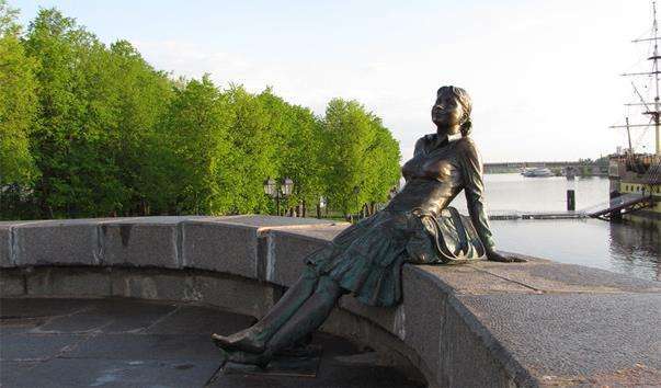 Скульптура Відпочивальниця туристка