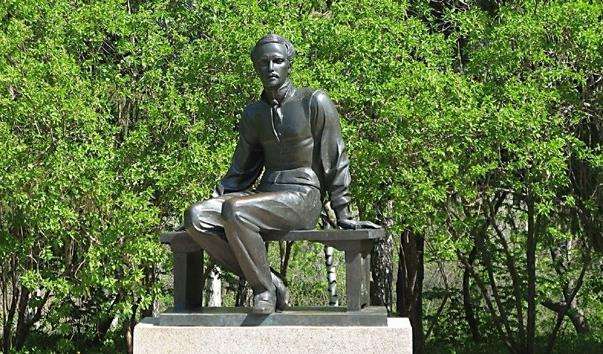 Памятник Лермонтову в Тарханах