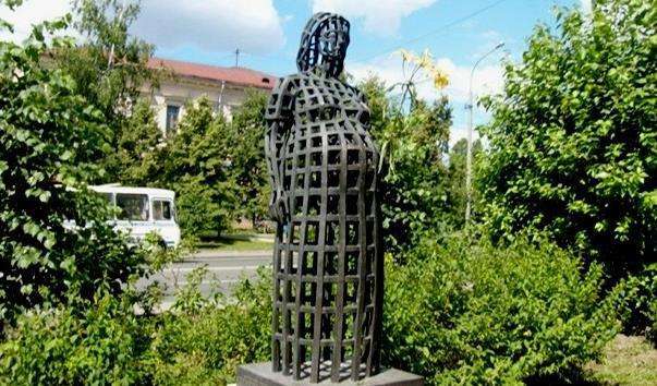 Памятник вагітній жінці