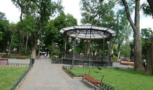 Альтанка у міському саду в Одесі