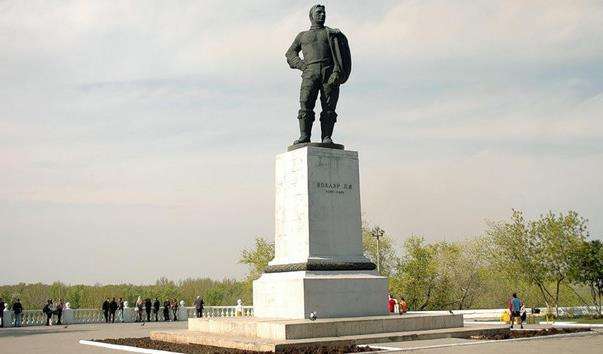 Памятник Валерію Чкалову