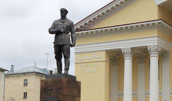 Памятник Павлину Виноградову