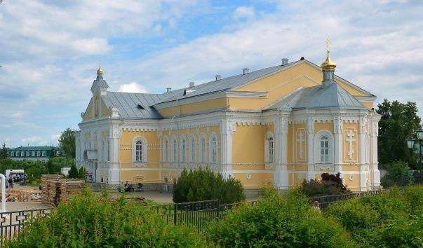 Трапезний корпус Троїцького Серафимо-Дівеєвського монастиря
