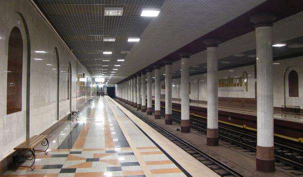 Станція метро Російська