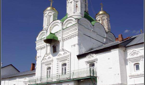 Святі ворота з надбрамною церквою Михайла Архангела