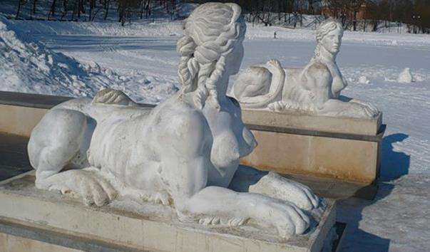 Скульптури сфінксів в Царицино