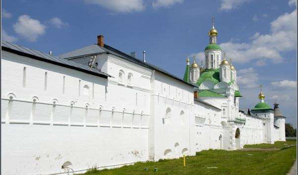 Святі ворота з надбрамною церквою Михайла Архангела