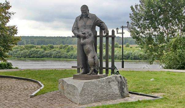 Памятник К. Р. Паустовському в Тарусі
