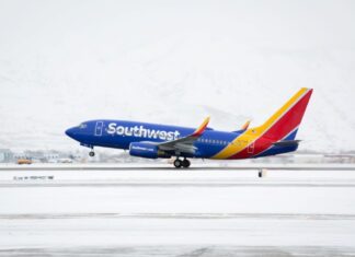 US-Fluggesellschaften sind aufgrund des Wintersturms mit weitreichenden Störungen konfrontiert; KI-Investitionen nehmen zu