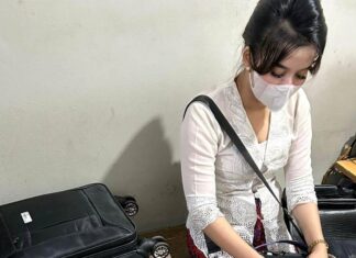 Vrouw doet zich voor als stewardess aan boord van de vlucht, zichtbaar door bemanning