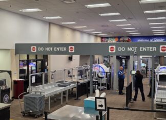 TSA interrompe viajante por causa do moletom – não é necessária camisa