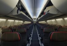 Екстрена посадка після жорстокого інциденту з пасажиром рейсу American Airlines