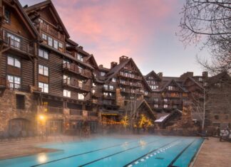 Épidémie de légionnaires au Ritz-Carlton : l’hôtel informe ses clients sans offrir de soutien