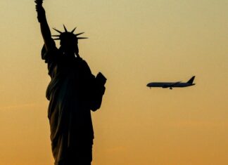 Blízko srážky na letišti Newark: Letadla Alaska Airlines a FedEx se zázračně vyhla katastrofě