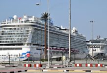 Круїзна Лінія Втручається, Поки Мандрівники Залишаються Застряглими в Дубаї