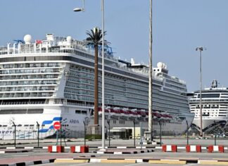 Linia wycieczkowa włącza się, podczas gdy podróżni utknęli w Dubaju