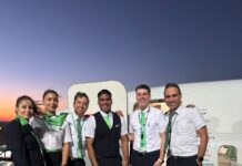 Luchtvaartmaatschappij vermijdt overboekingskosten door passagiers in de cockpit te laten vliegen