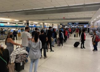 Trump zezwala na awaryjne finansowanie TSA pośród chaosu na lotnisku