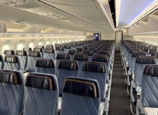 American Airlines aperta restrições à economia básica, impactando membros Elite