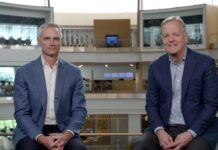 Розкішний шопінг та зв’язки у посібнику: колишній і нинішній гендиректори American Airlines помічені в одному польоті з Парижа