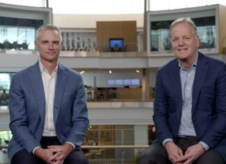 Compras de lujo y vínculos de liderazgo: los directores ejecutivos de American Airlines fueron vistos volando juntos desde París