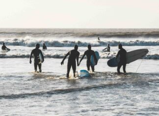 La espada de doble filo del turismo de surf: del descubrimiento de la Edad de Oro al impacto global
