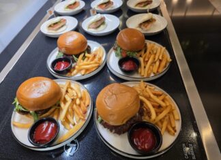 Битва за шведский стол: понимание культуры высоких ставок в аэропортовых лаунжах