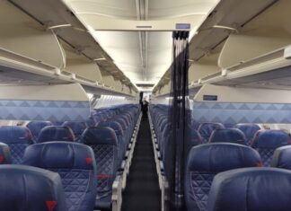 Хаос в салоне: как две вирусные истории подчеркивают культурный разрыв между авиакомпаниями