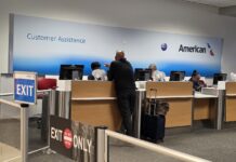 Системна помилка чи протокол гейту? Пасажира American Airlines висадили після посадки