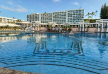 Der riesige Pool in diesem renovierten Kauai Resort